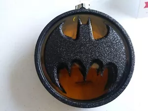 Batman Emblem Schild mundgeblasenes Glas Ornament DC Comics Warner Brothers WB Neu mit Etikett - Bild 1 von 6