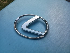 Lexus ES300 1995 Chrome Front Hood plastic OEM Emblem OEM USED - Picture 1 of 5