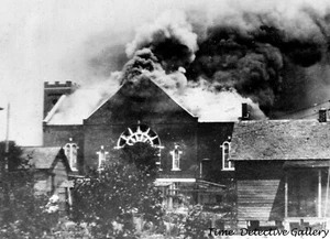 Kirche lagert Munition in Flammen, Tulsa Race Riots 1921 - Historischer Fotodruck - Bild 1 von 1
