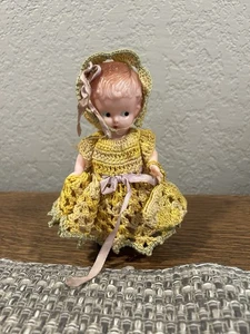 Gorro y monedero vintage pequeño de plástico bordado amarillo para muñeca - Imagen 1 de 7