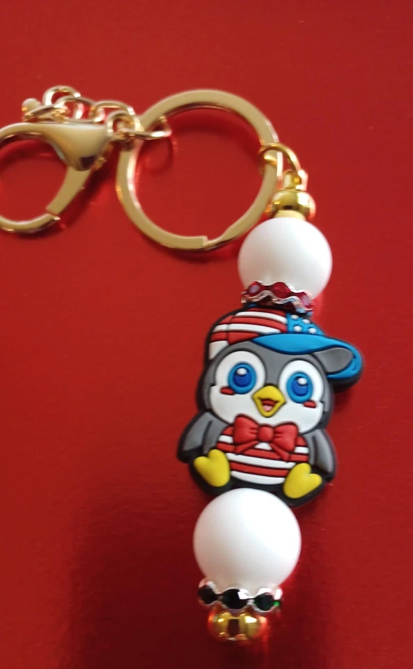 LLAVERO PINGÜINO PATRIÓTICO CON CUENTAS A MANO Foto 1 de 1