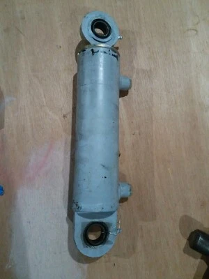 Hydraulic Cylinder New Holland nd109524 Case IH New cylinder hydraulics  - Image 1 of 2