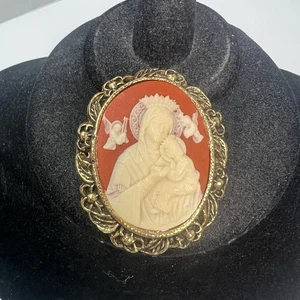 Broche Prendedor Nuestra Señora del Perpetuo Socorro Resina Camafeo Tono Dorado - Imagen 1 de 3