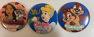Disneyland Hotel Character Dining Pinback Button Lot of 3 1995 to 1997 - Bild 1 von 2