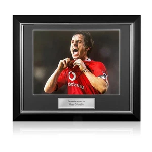 Foto de fútbol americano firmada por Gary Neville del Manchester United: insignia. Marco Deluxe - Imagen 1 de 3
