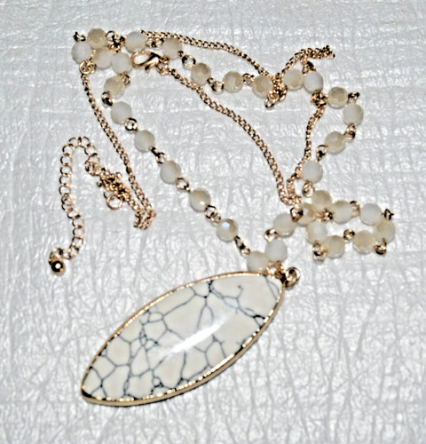 OFF WHITE Bianco sporco con ciondolo grigio 'Crackles' #collana #gioielli #moda