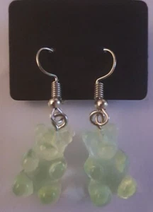 NUEVO - Pendientes caseros de oso de goma (verde) con colgador de plata tibetana - Imagen 1 de 1