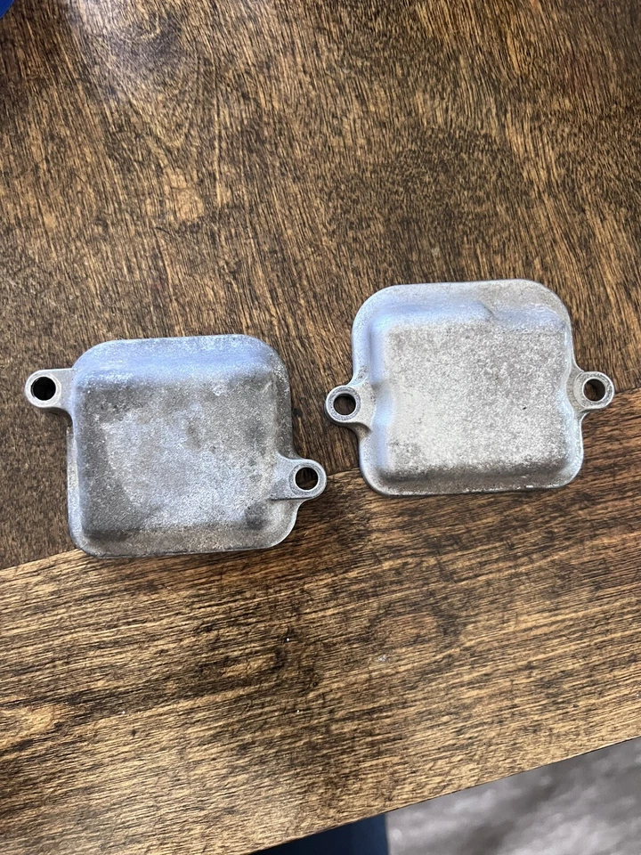 Tapa de inspección de admisión de escape de cilindro delantero Suzuki Marauder VZ800 1997-2004 FABRICANTE DE EQUIPOS ORIGINALES Foto 1 de 1