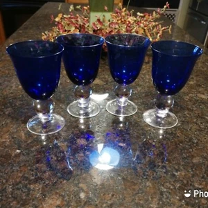 4er Set blau geriffelte Weinkelche mit klaren Stielen - Bild 1 von 3
