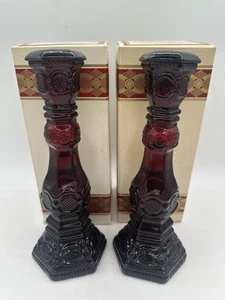 Rubinrot 8,5" Glas Kerzenständer Vintage Avon 1876 Cape Cod Set Neu - Bild 1 von 5