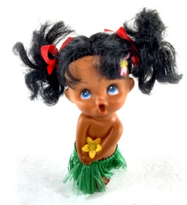 Bambola Hula hawaiana vintage occhi blu lunaggio gomma morbida vinile 6" gonna erba - Foto 1 di 9
