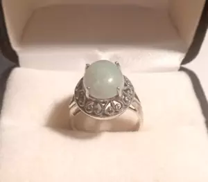 Beautiful 925 Sterling Silver Oval Crown Light Jade Dome Ring - Size 8 - Picture 1 of 6