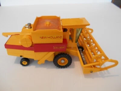 Britains 1:32 Scale New Holland TR85 Combine Harvester, #9575, Used, Action Reel - Image 1 of 4