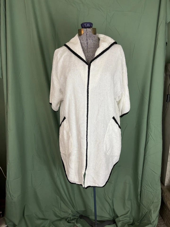 Bata de spa de tela de rizo Dotti vintage blanca negra con ribete manga corta cubierta de natación Foto 1 de 4