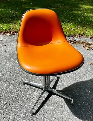 Silla La Fonda en vinilo naranja de Charles y Ray Eames para Herman Miller Foto 1 de 4