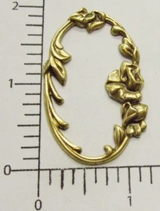 21023 Hallazgo de joyería con marco floral victoriano oxidado de latón - Imagen 1 de 1