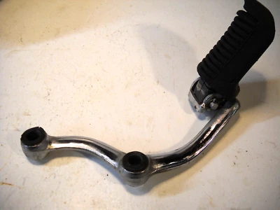 1980 Yamaha XS850 RIGHT foot peg Bracket 2G2-27420-00-00 - Image 1 of 4