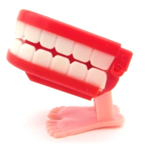 Juguete de plástico rojo vintage años 70 cuerda parloteando dientes pies rosados - Imagen 1 de 5