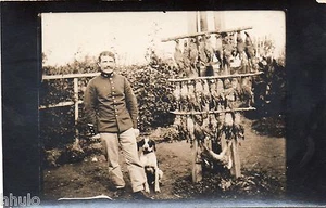BK066 Fotokarte Vintage Card RPPC Mann Jagd Jäger Wild Hund Dog - Bild 1 von 1