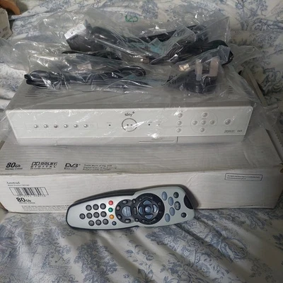 Amstrad DRX280 80GB White Sky+ Satellitenbox & Koax, Strom, Scartkabel, Fernbedienung - Bild 1 von 4