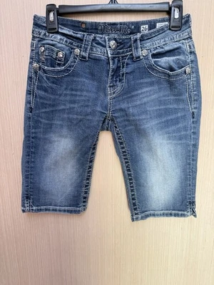 Bermuda jeans feminina Miss Me Signature enfeitada tamanho 29 asas de anjo - Imagem 1 de 4