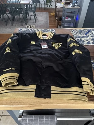 CHAQUETA DE SATÉN PARA HOMBRE MITCHELL AND NESS CHICAGO BULLS MVP FINALS NEGRA/DORADA XL NUEVA CON ETIQUETAS Foto 1 de 4
