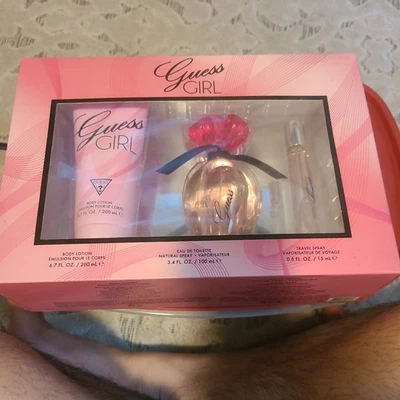 Guess Girl 3 piezas eau de toilette 3,4 oz y 0,5 oz loción corporal 6,7 oz spray Foto 1 de 2