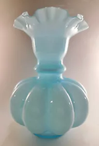 Vaso vintage Fenton Art vetro blu sovrapposizione 8"h melone a coste - Foto 1 di 5