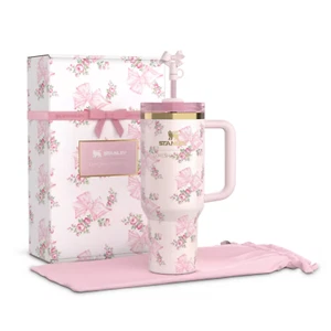 🌸 Stanley X Love Shack Fancy Holiday Quencher Cup 40 OZ - Rosa Beaux Pink - Picture 1 of 6