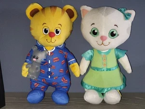 Daniel Tiger's Neighborhood Snuggle & Glow Bedtime & Talking Katerina Plüsch Set - Bild 1 von 4