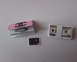 Puppenhaus Miniatur personalisiertes Scheckbuch CC abnehmbare Schecks & Bargeld im Maßstab 1:6 - Bild 1 von 3