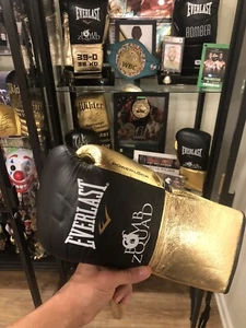 Deontay Wilder offizieller gebrauchter Sicherungshandschuh (links) von Stiverne 2. - Bild 1 von 10