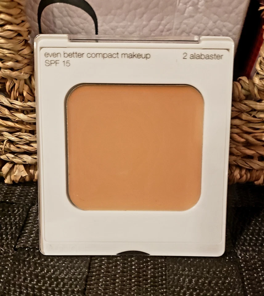 DISC. Clinique Even Better Compact Makeup SPF 15 Full Size Refill 02Alabaster - Image 1 of 1