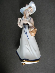 Porzellanfigur, Figur, Arpo, Rumänien und Auto Sammlerstück Salzstreuer - Bild 1 von 9
