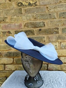 marineblau weiß großer Fascinator Hochzeit Hut Kentucky Derby Royal Ascot Schleife - Bild 1 von 2
