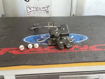 Actuador de cierre de tapa de maletero trasero Ford Mustang 1999 fabricante de equipos originales lanzamiento 94-2001 Foto 1 de 4