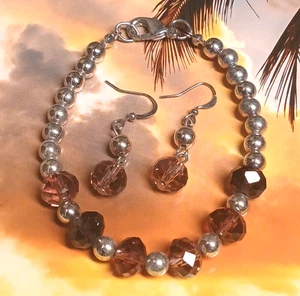 Silberfarbene runde Perlen und lila/bernstein facettierte Perlen Armband & baumelnder Ohrring - Bild 1 von 10