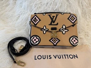 Authentic *RARE* Louis Vuitton Pochette Metis Wild at Heart Monogram Giant - Picture 1 of 13