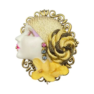 Spilla vintage porcellana dama cammeo strass metallo tono oro filigrana - Foto 1 di 19
