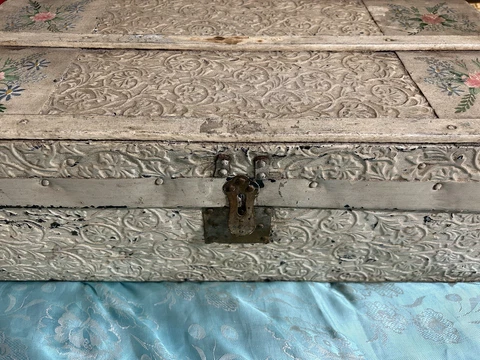 1800'S ANTIQUE VICTORIAN TIN TREASURE TRUNK 20" X 11" X 7” Cover
