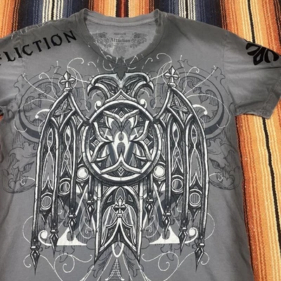 Camiseta gráfica Affliction para hombre talla mediana hecha en EE. UU. doble cara Y2K cuello en V Foto 1 de 4