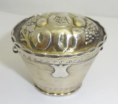 Caja de menta "Cesta de frutas" holandesa lavada en oro del siglo XIX .833 estándar plateada Foto 1 de 4