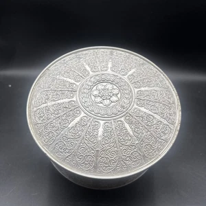 Caja de hojalata redonda vintage Guildcraft Chicago plata ornamentada en relieve ~ decorativa - Imagen 1 de 8