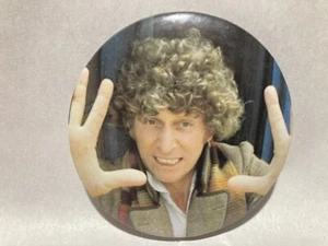 vintage TOM BAKER como DOCTOR WHO 2.25" botón pinback - Imagen 1 de 2