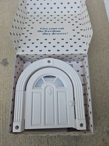 Porta per Animali Domestici Purrfect Portal Meow Manor con Maniglia di Bloccaggio 9,25" X 9,25" Bianco - Foto 1 di 5