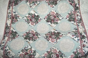 Colcha edredón roseta crochet floral vintage de cabaña juego doble 3 piezas ACOLCHADO A MANO - Imagen 1 de 12