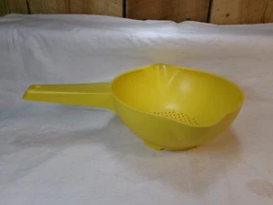 Colador colador amarillo vintage Tupperware 1 cuarto doble caño 1200 - Imagen 1 de 4