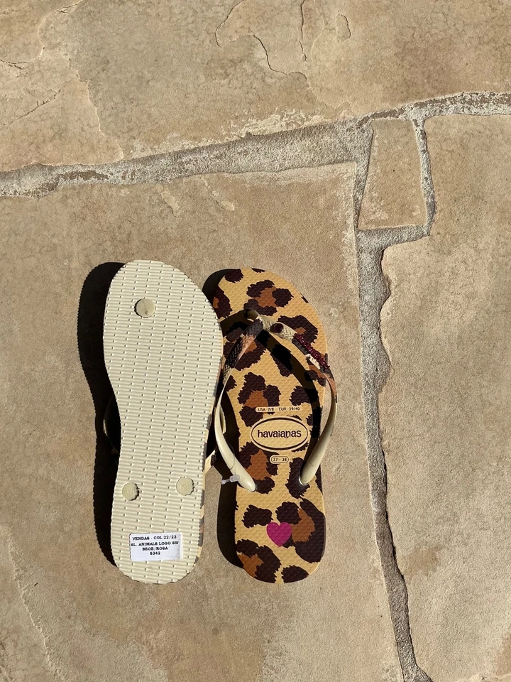 Havaianas Slim 人字拖动物金属标志和水晶红色和紫色 — 第 1/1 张图片