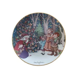 Hallmark The Wonder Of Christmas Santa's Wonderful Surprises Porc Plate 8 1/2" - Picture 1 of 2