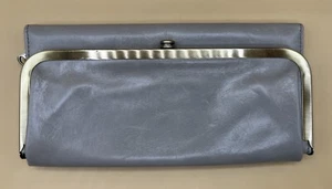 Cartera triple plegable HOBO Rachel Continental poco usada bloqueo de beso madera a la deriva precio de venta sugerido por el fabricante $168 - Imagen 1 de 12